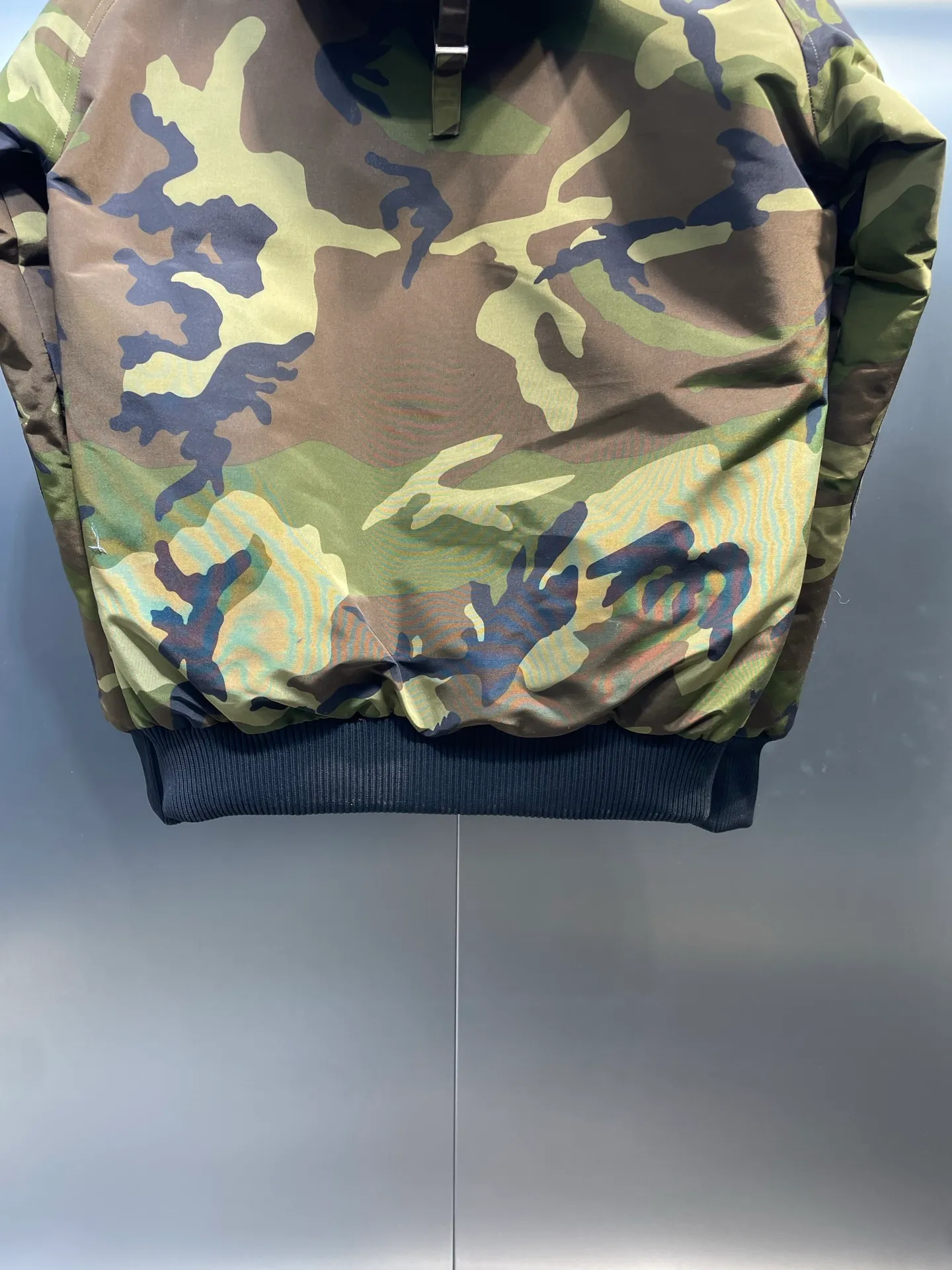 P780 high-end version Canada Goose Canada Goose #Chilliwack 7999M bomber jacket short down jacket/01 model #Men and Women Same Style# ➖ Genuine synchronous anti-counterfeiting chip sensor! ➖ Imported 21S polyester-cotton blended original fabric [last year’s 16S/18S hard fabrics have been completely eliminated, this year all use 21S genuine synchronous fabrics, the soft mid-strap feels delicate and textured], genuine synchronous Feather-Light 10D waterproof coating fabric, made of 84.5 polyester fiber and 15.5 cotton, 100% the best feel in the entire network! ➖ The genuine official website is synchronized with the national standard 80 white duck down, you can check the official website customer service, there will never be a series of misleading claims such as 90 down or goose down! ➖ Using the best nylon lining with double double-layer sealing design, velvet-proof No. 7 needle + grid-filled down ready-made garments, there is 100% no so-called velvet running! ➖ The cuffs are designed with thickened seamless threads, and the collar and pockets are lined with top-quality polar fleece to keep you warm and comfortable! ➖ Yoshida YKK provides original custom-made electroplated sliders. YKK two-way lockable zippers are tight and smooth and will not peel off paint! ➖ 3M composite guarantees that the Velcro is the same as the original, durable, and all accessories and hardware are custom-made! ➖ Imported BEHRINGER embroidery machine to customize the 10,000-needle embroidery logo, 98% of which can be reproduced to restore the original logo. You can check and compare on the official website! ➖ The fur collars are all made of large pieces of Western Canadian blue wolf hide, ensuring that each fur collar is 13-15cm wide!   Size:XS-XXL